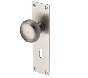 Heritage Brass Balmoral Low Profile Door Knobs On Backplate, Satin Nickel (Sold In Pairs)