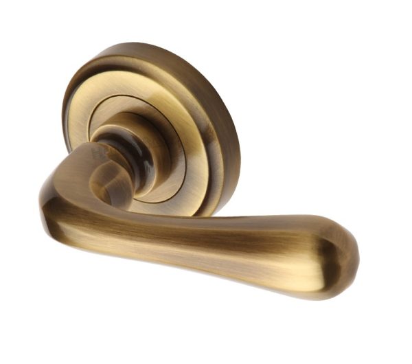 Heritage Brass Charlbury Antique Brass Door Handles On Round Rose