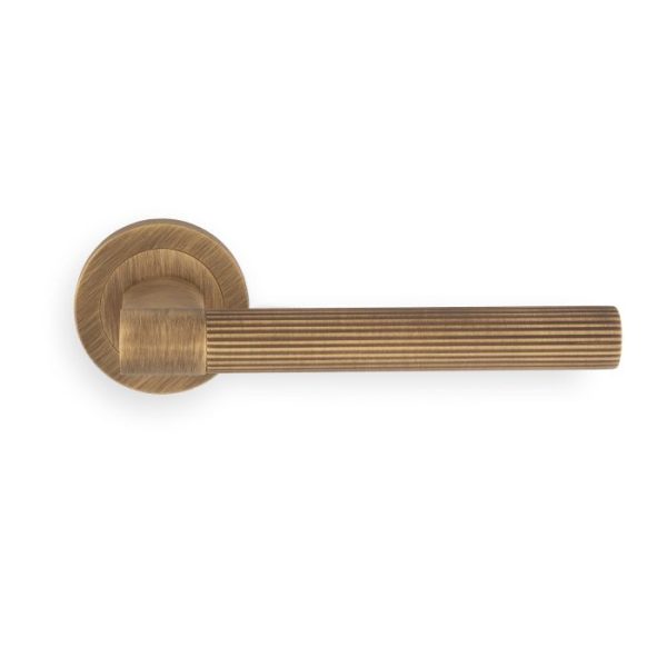 HEY RIGA LEVER HANDLE ON THREADED ROSE